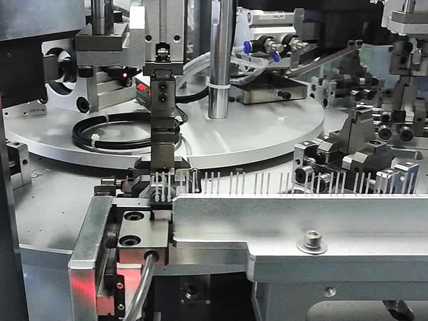 Linear feeder and picking work station
