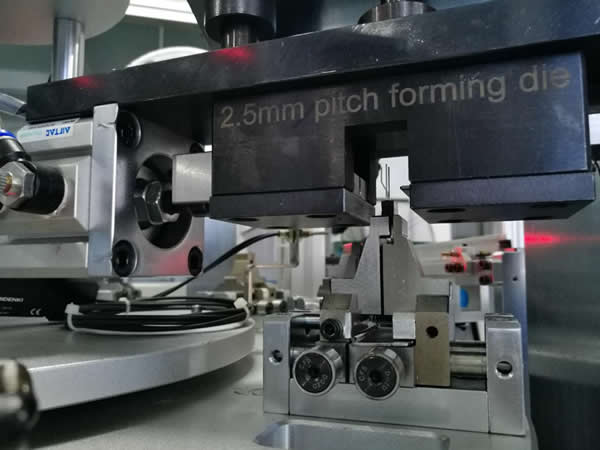 Lead forming die