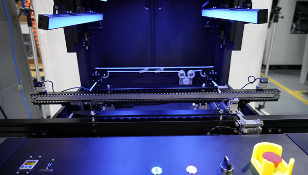 The machine adopts a chain type guide rail